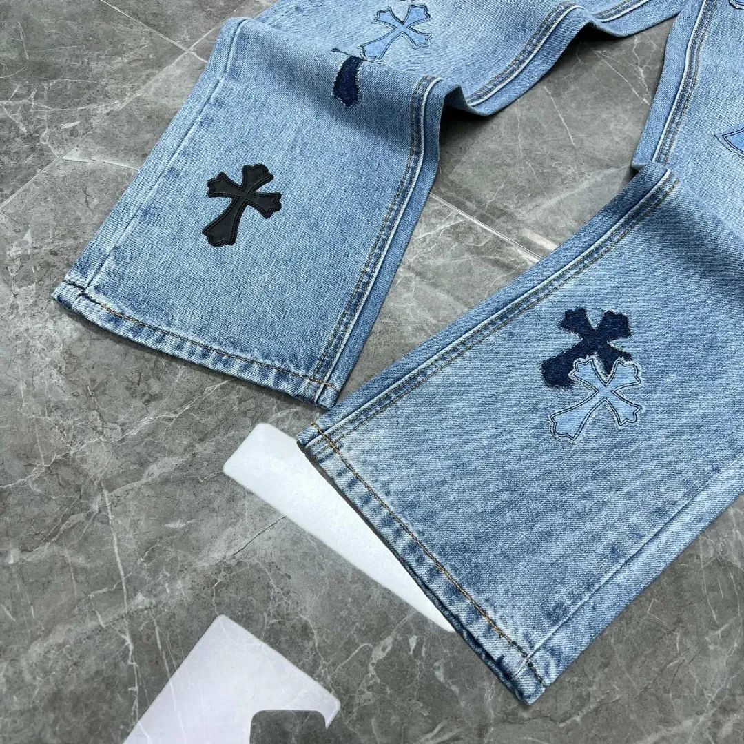 P296 Chrome Hearts🌸Jeans series🌸 🌈Classic version series🌈Cross leather mark silver washed style Exclusive custom weaving and dyeing 100% pure cotton high weight denim fabric High-tech washing! After the pants are finished, do heavy enzyme stone washing and rinsing! ✨Heavy leather embroidery➕Heavy hand sewing, washing and polishing✨Original hardware mold opening! Carrying various craft elements, it is suitable for all kinds of outfits and can be worn in all seasons. 🌈Recommended color: fixed-dyed denim blue🌈Code numbers: S, M, L, XL